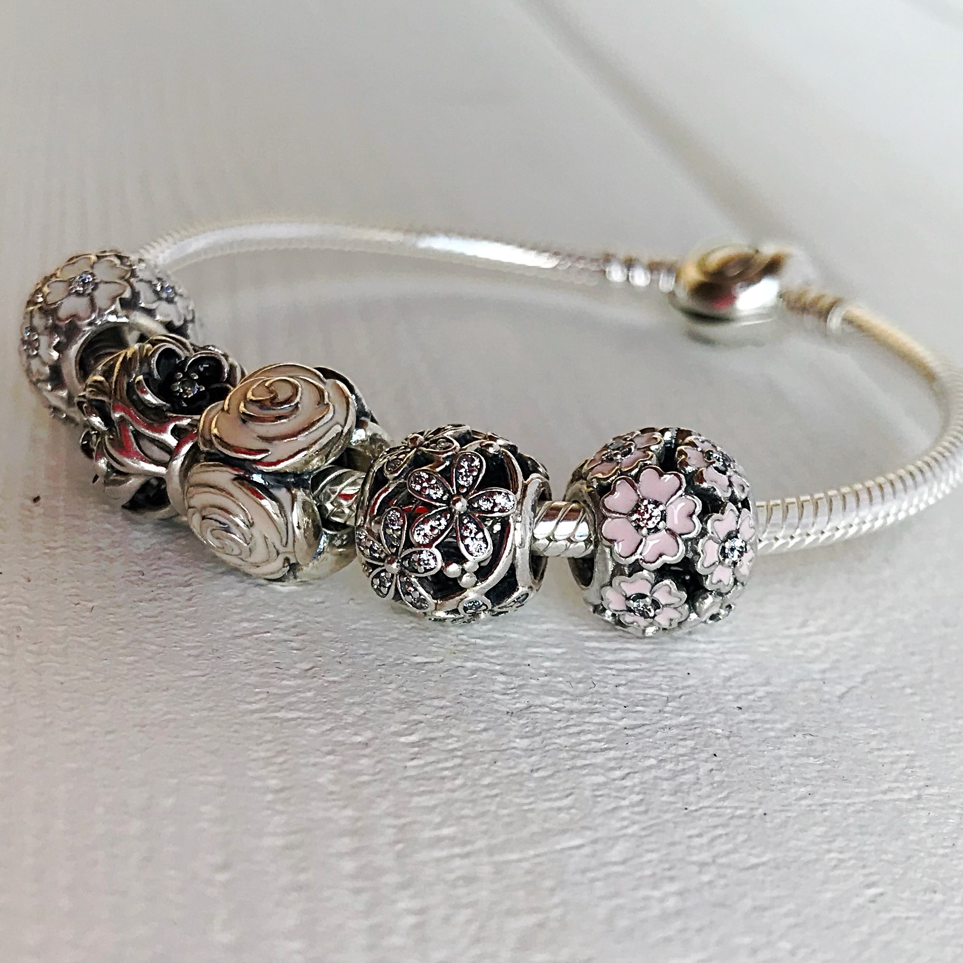 Розовые примулы на лугу 791488 Pandora image 0