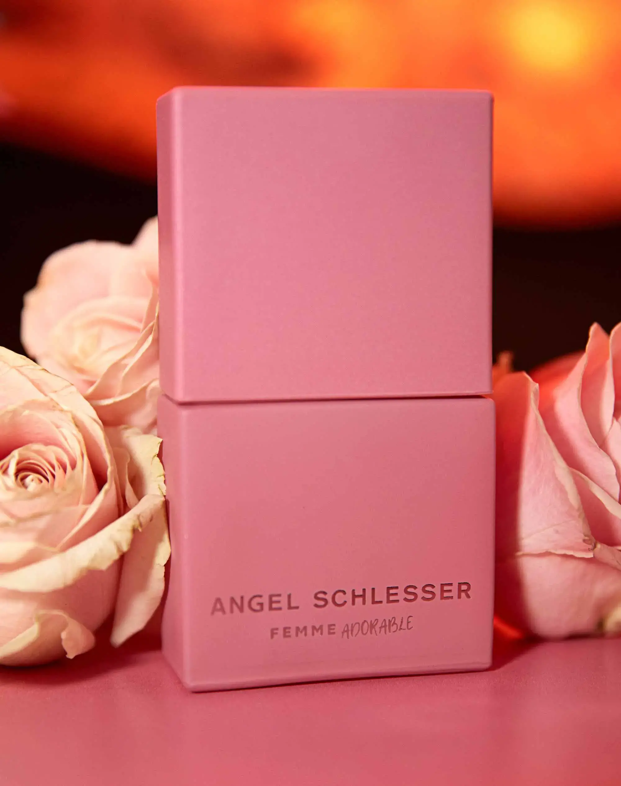 Adorable Femme Angel Schlesser